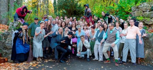 „Hex in the City“: erstes Gruppenbild in Kostümen